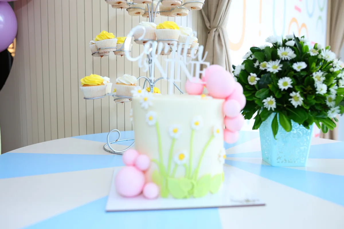 Pastel floral con cupcakes en Loolu
