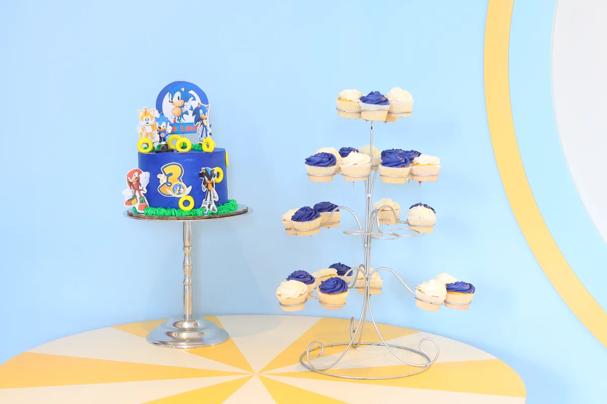 Pastel Sonic con cupcakes en Loolu